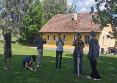 Jedes Jahr findet das Vermessungspraktikum für die 10. Klasse in Franzen Niederösterreich, statt. Die Schüler:innen...
